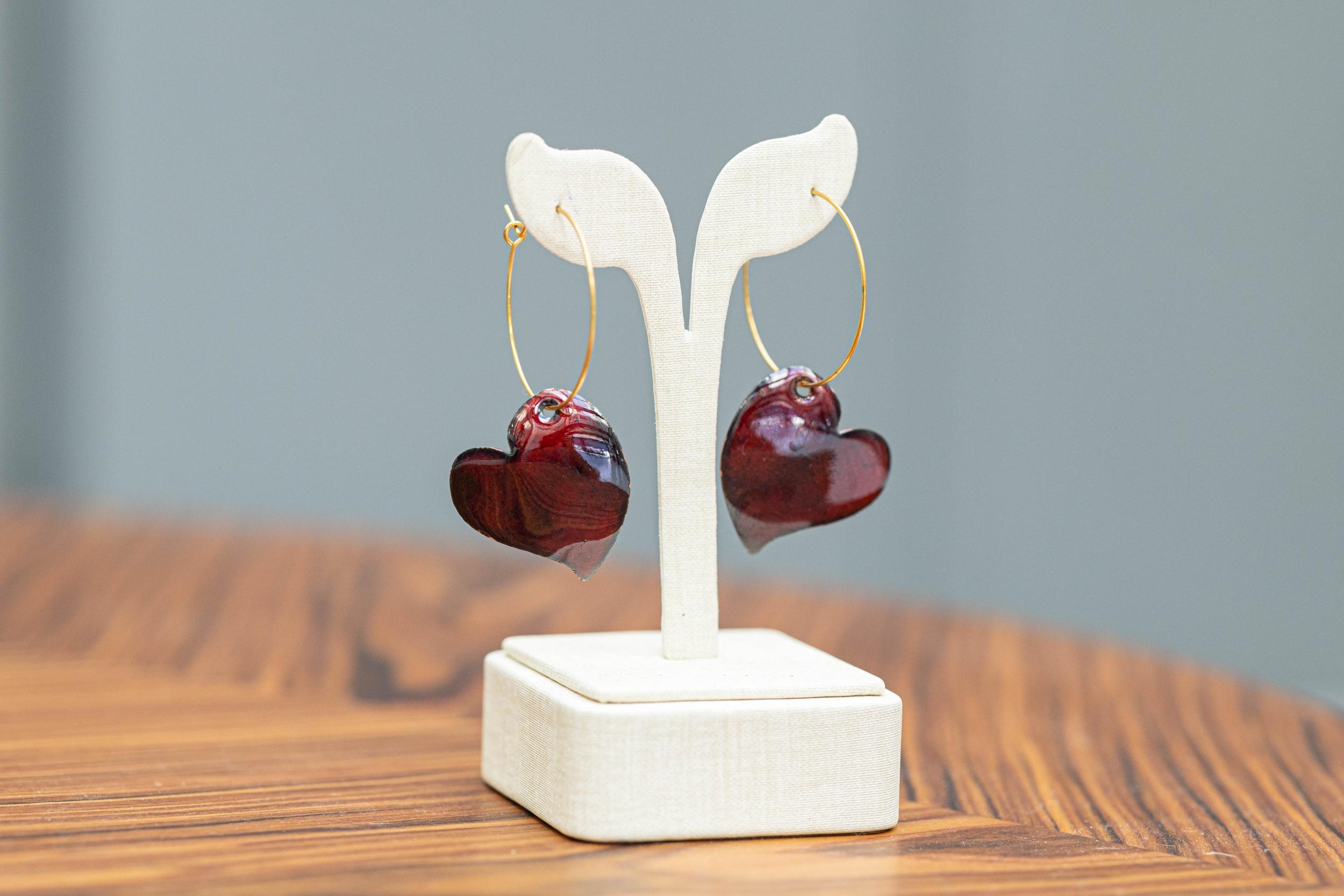 Fabriquez vos boucles d'oreilles émaillées avec Patricia - Image n°5 - Wecandoo