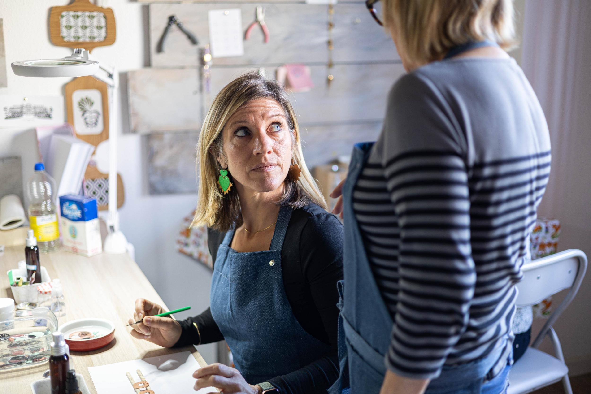 Fabriquez vos boucles d'oreilles émaillées avec Patricia - Image n°6 - Wecandoo