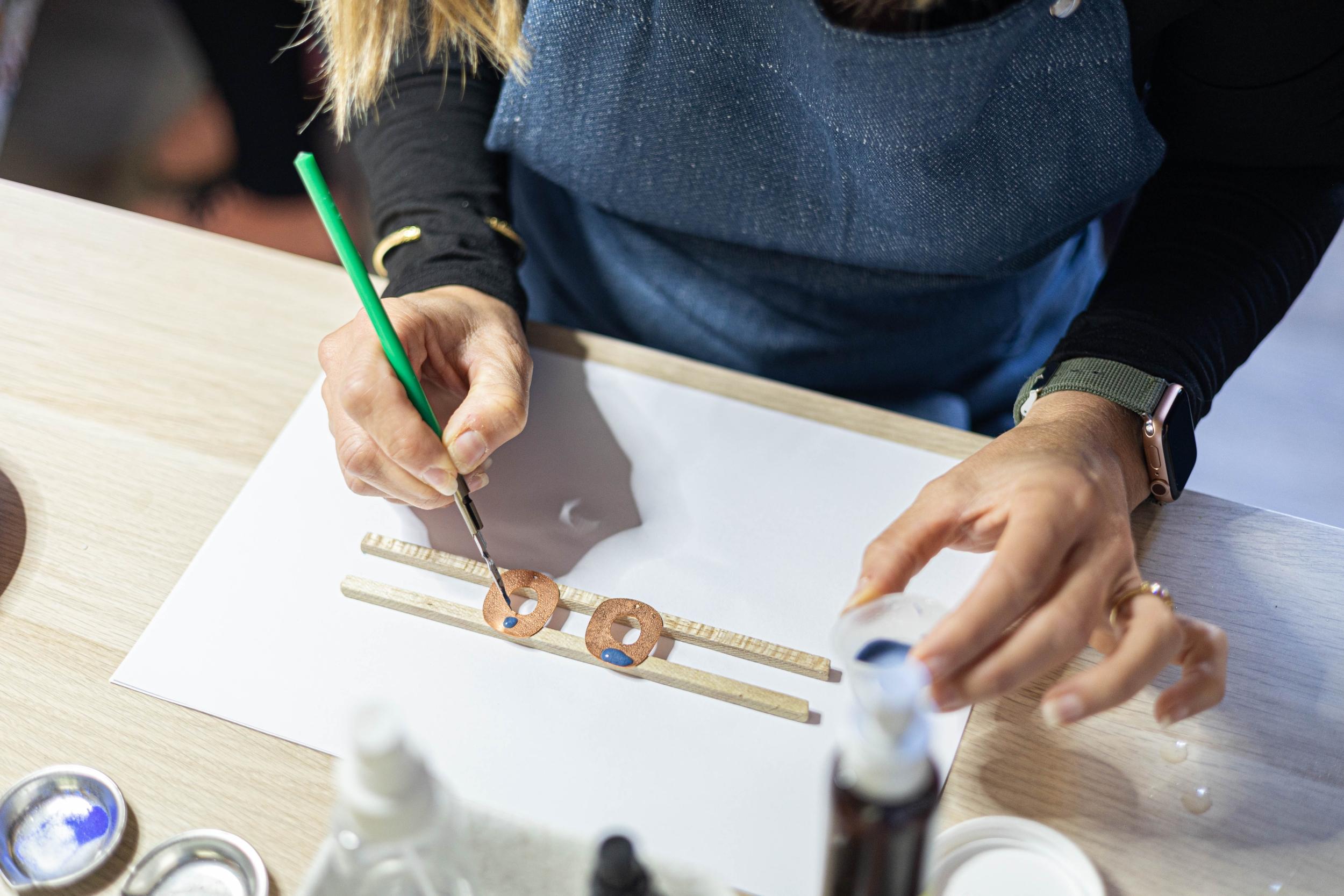 Fabriquez vos boucles d'oreilles émaillées avec Patricia - Image n°7 - Wecandoo