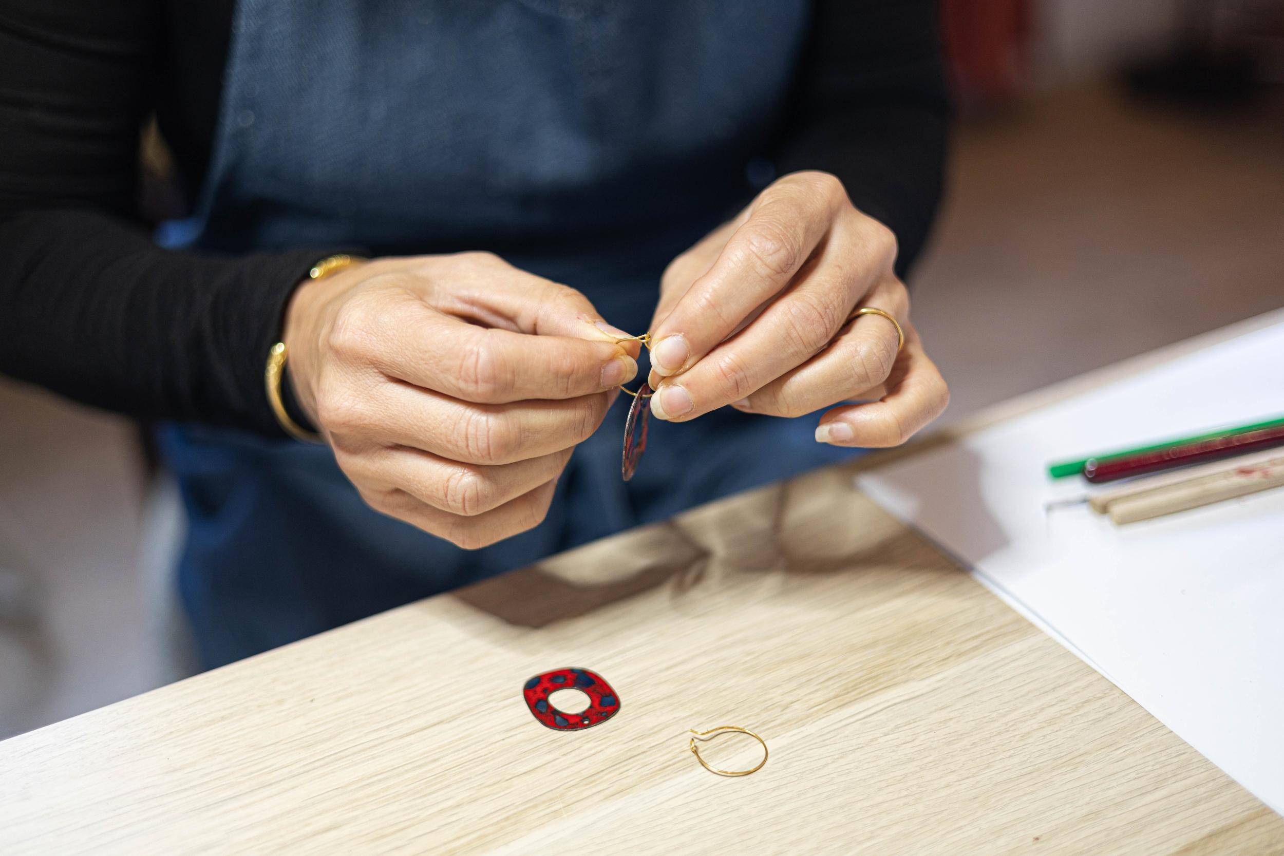 Fabriquez vos boucles d'oreilles émaillées avec Patricia - Image n°9 - Wecandoo