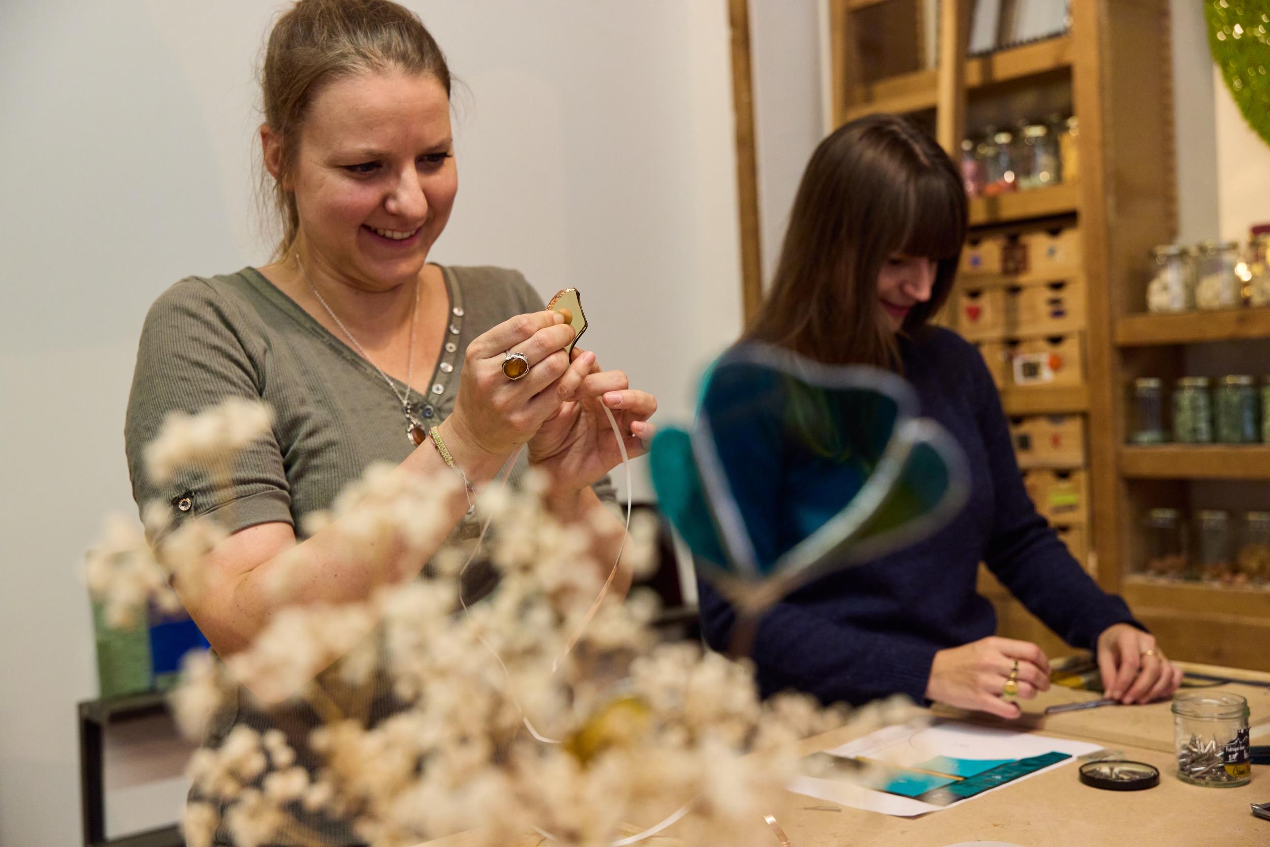 Créez votre miroir en vitrail Tiffany avec Marion - Image n°7 - Wecandoo