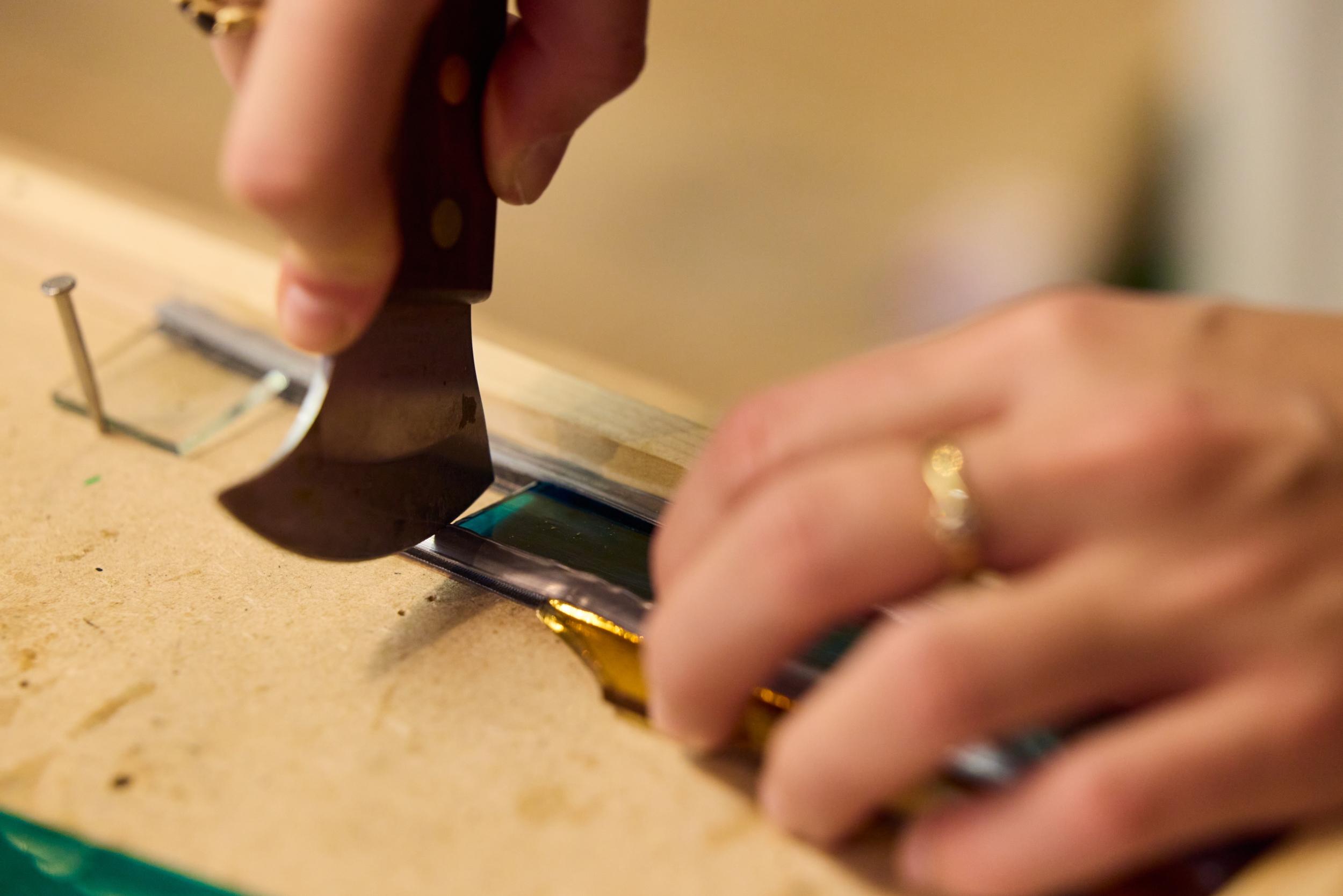 Créez votre miroir en vitrail Tiffany avec Marion - Image n°10 - Wecandoo