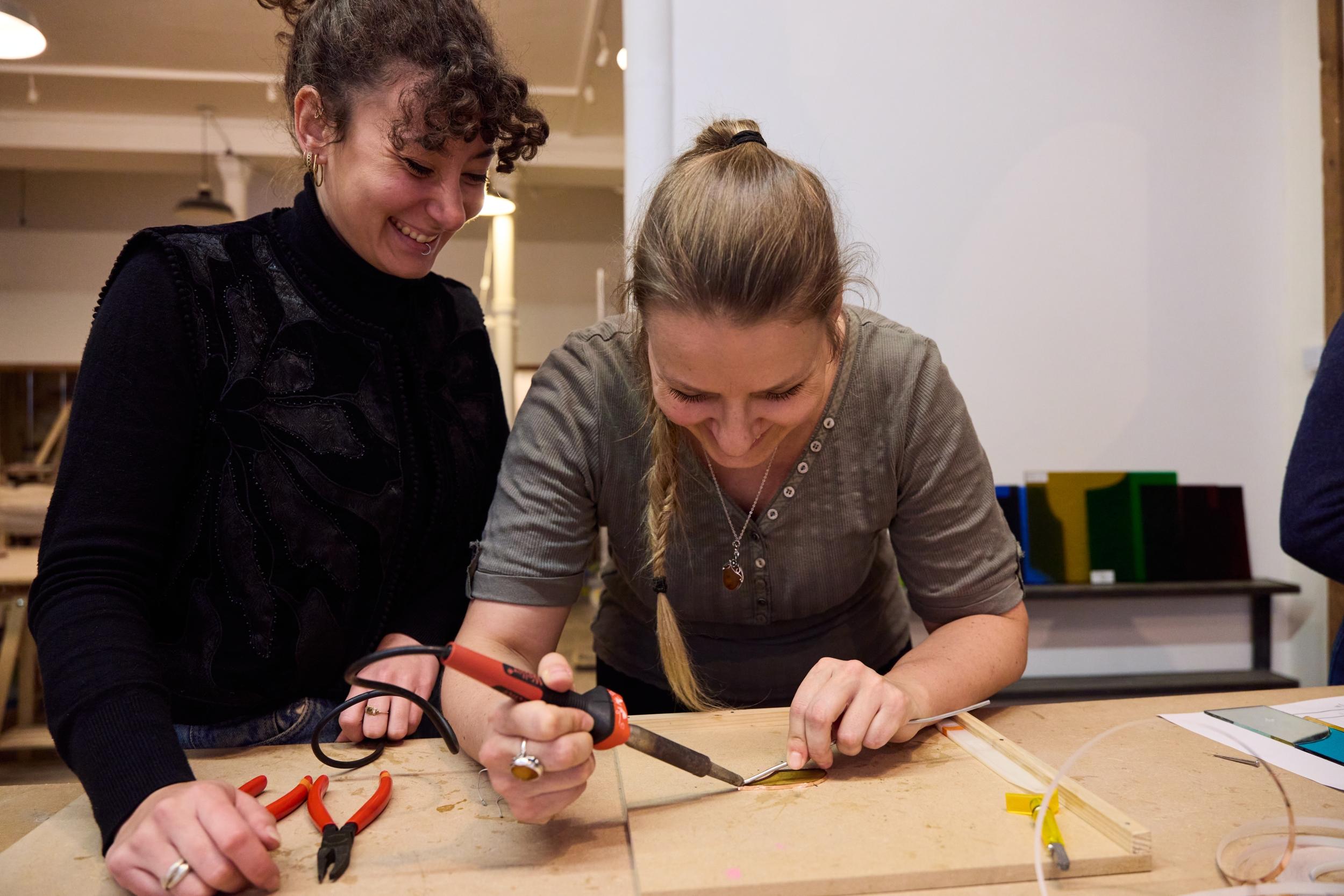 Réalisez votre fleur en vitrail Tiffany avec Marion - Image n°4 - Wecandoo