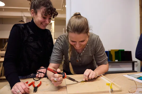 Réalisez votre fleur en vitrail Tiffany avec Marion - Image n°4 - Wecandoo