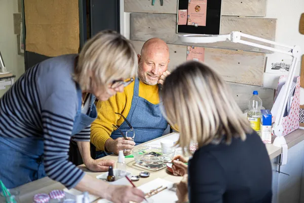 Créez votre collier pendentif en émaillage grand feu avec Patricia - Afbeelding nr. 3 - Wecandoo