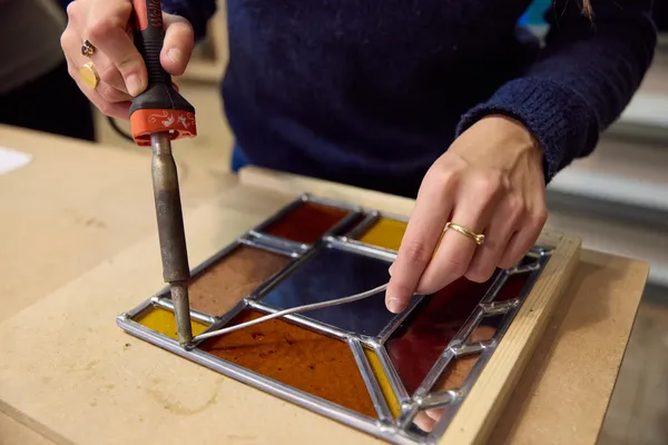 Créez votre miroir en vitrail au plomb avec Marion - Image n°3 - Wecandoo