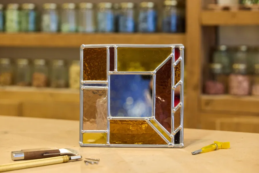 Créez votre miroir en vitrail au plomb avec Marion - Image n°1 - Wecandoo