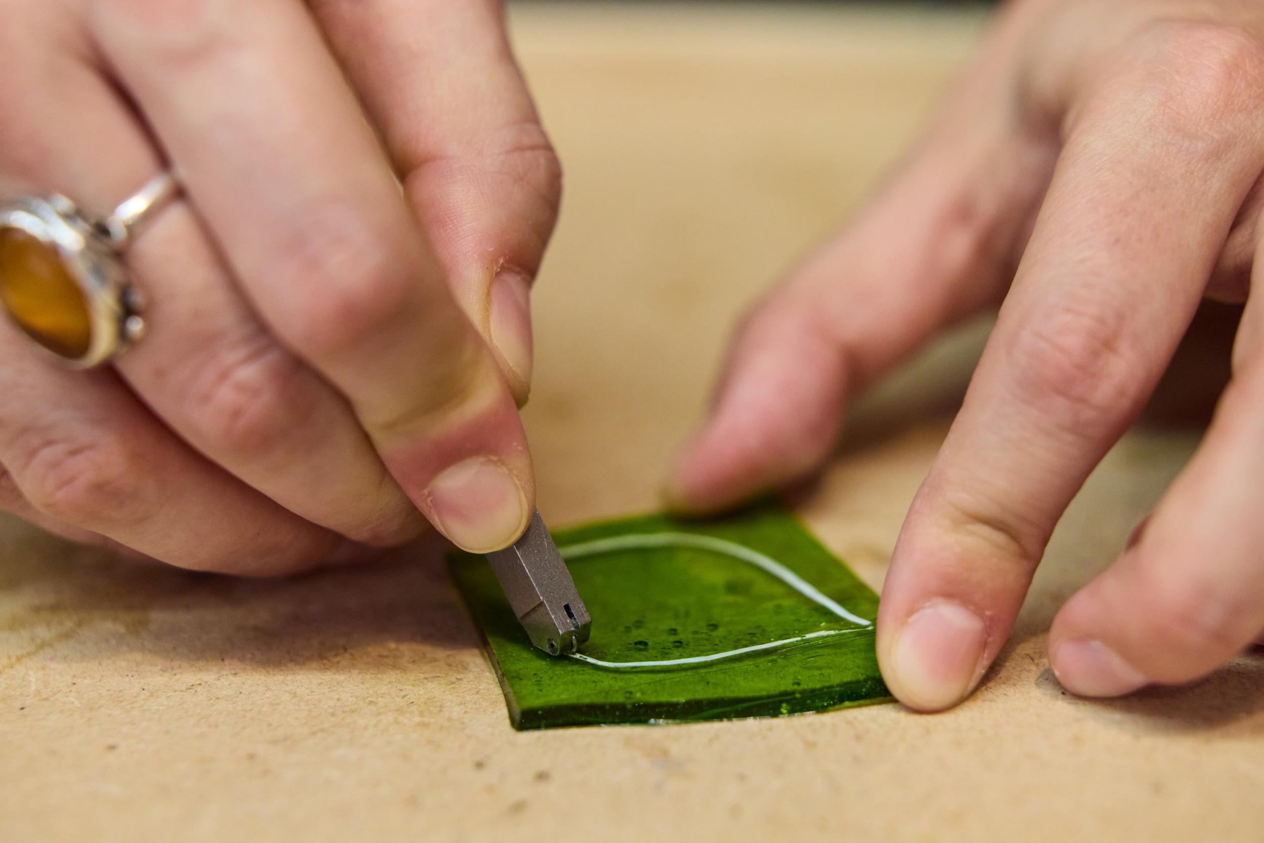 Réalisez votre fleur en vitrail Tiffany avec Marion - Image n°2 - Wecandoo