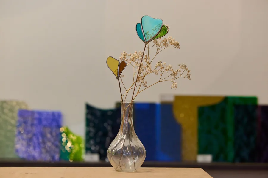 Réalisez votre fleur en vitrail Tiffany avec Marion - Image n°1 - Wecandoo