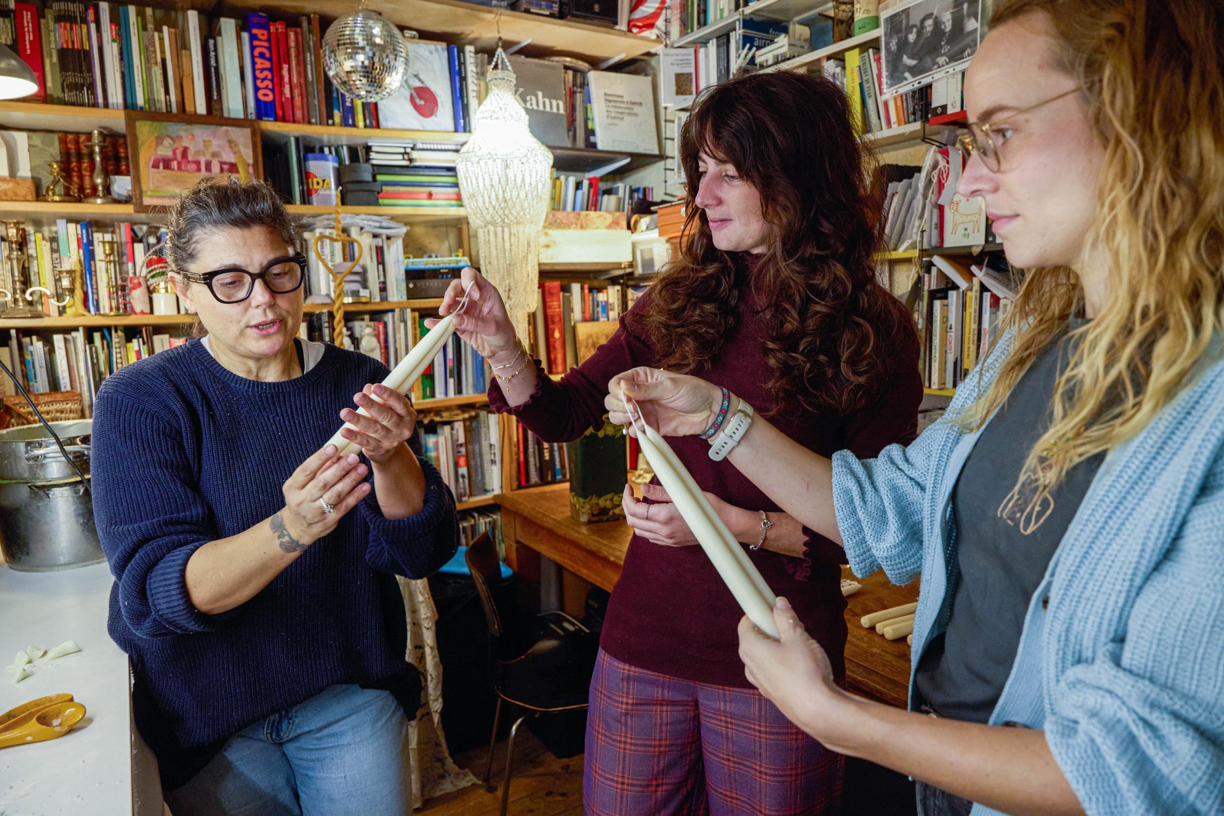 Découvrez la technique traditionnelle de fabrication de chandelles avec Raffaella - Image n°7 - Wecandoo