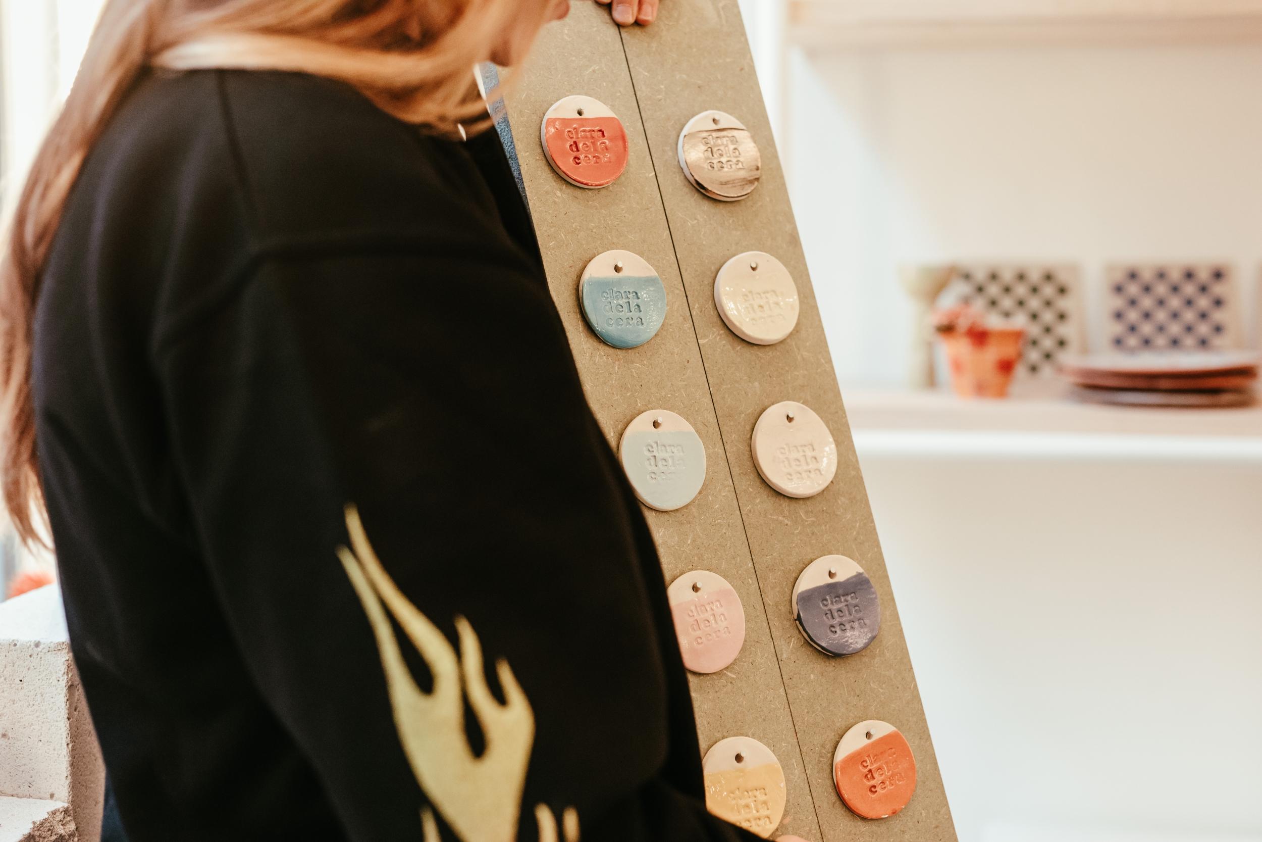 Create and decorate with engobe your own vase or soliflores with Clara - Image n°3 - Wecandoo