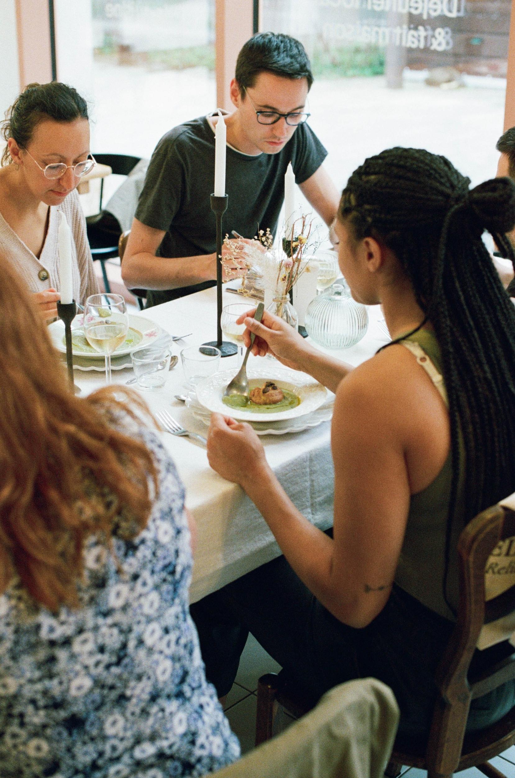 Relevez un défi culinaire en équipe avec Camille, Laure-Emmanuelle et Karell - Image n°6 - Wecandoo