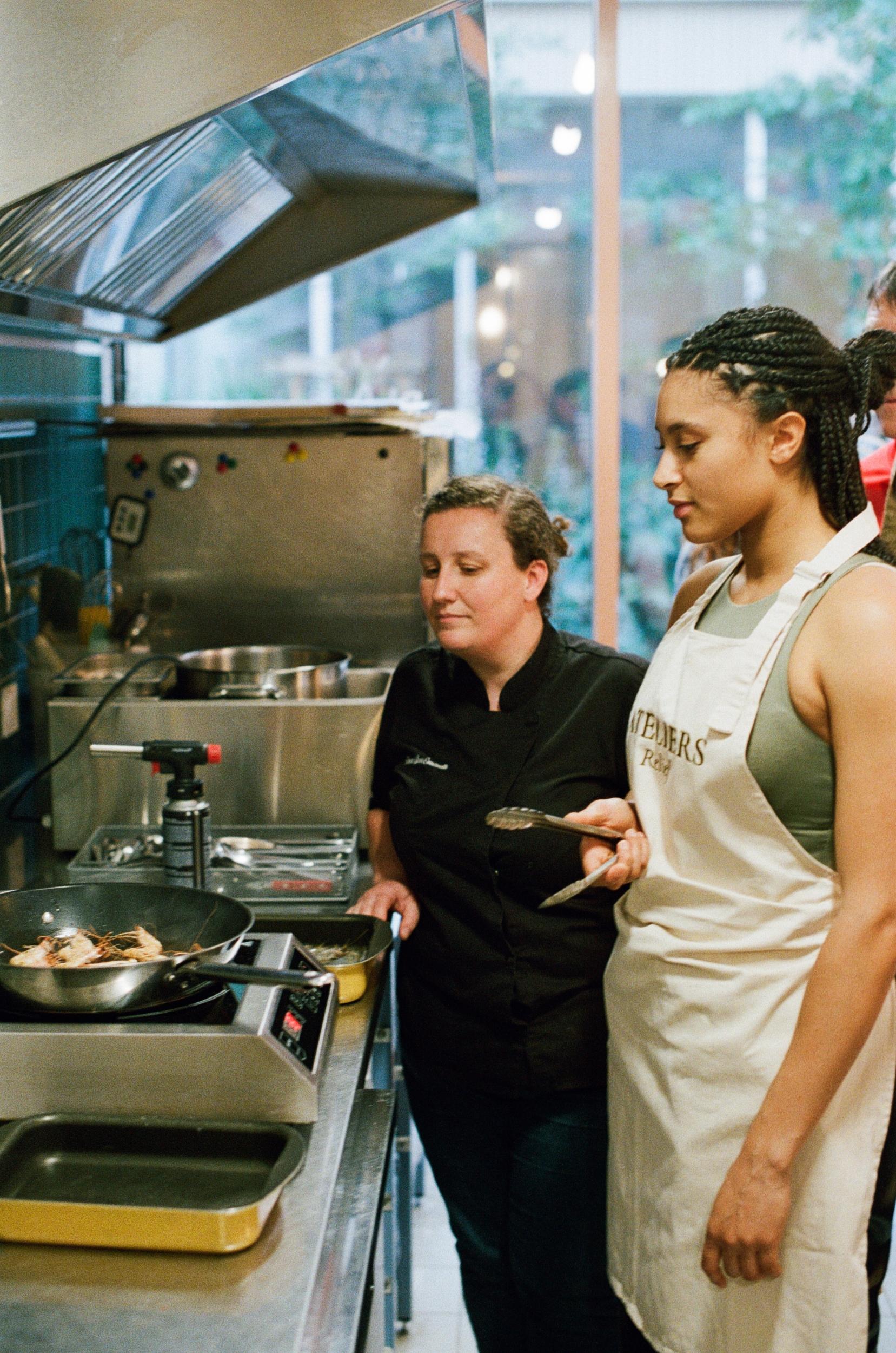 Relevez un défi culinaire en équipe avec Camille, Laure-Emmanuelle et Karell - Image n°10 - Wecandoo