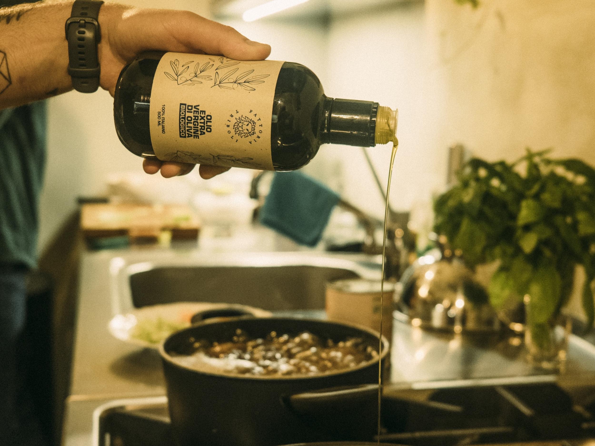 Apprenez à cuisiner avec l’huile d’olive comme un pro avec Daniel et Fémi - Image n°6 - Wecandoo