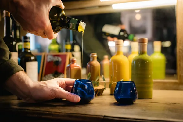 Émerveillez votre équipe et initiez-vous à la dégustation d'huile d'olive avec Daniel, Fémi et Paméla - Image n°2 - Wecandoo