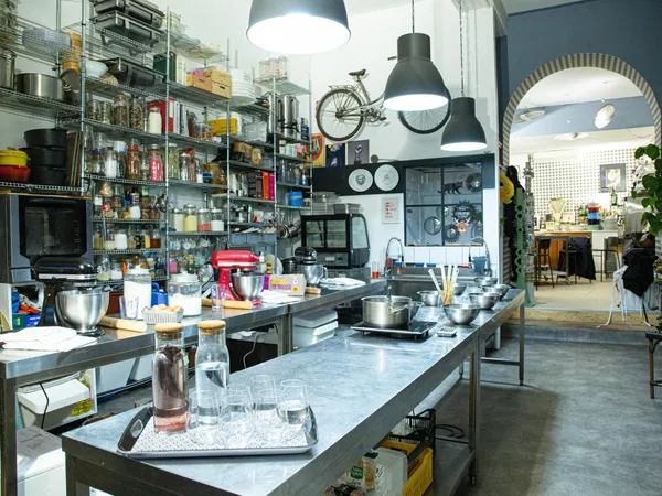 Confectionnez votre burrata aromatisée selon la saison, vos mozzarella et tresse au lait cru de vache avec Fanny - Image n°4 - Wecandoo