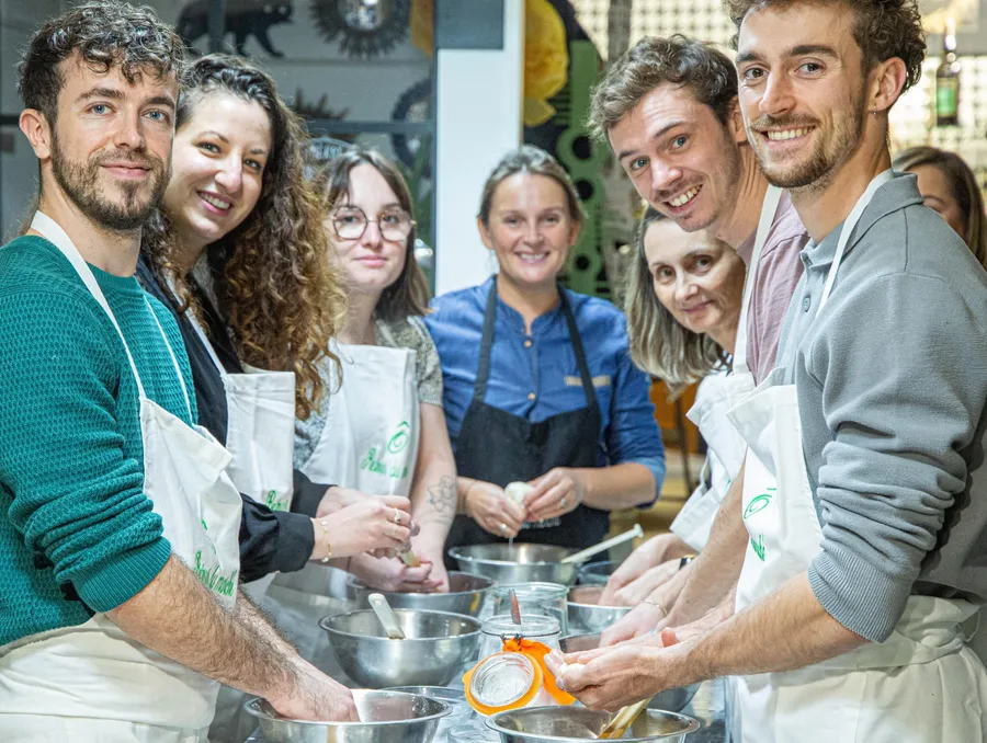 Confectionnez votre burrata aromatisée selon la saison, vos mozzarella et tresse au lait cru de vache avec Fanny - Image n°1 - Wecandoo