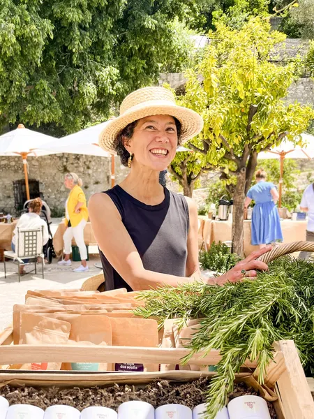 Maeva : Cueilleuse de Plantes Ă Alpes-Maritimes (06)