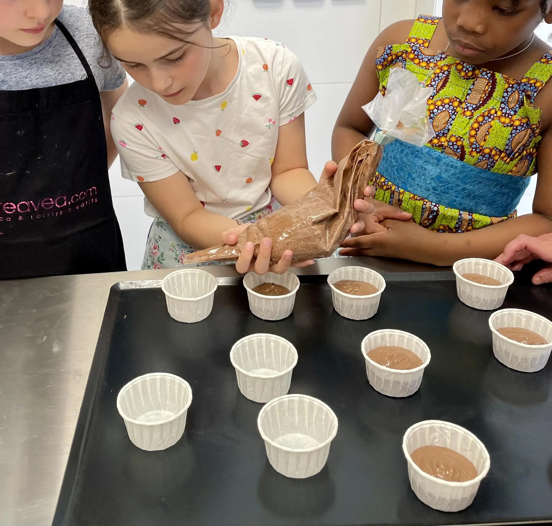 Réalisez vos macarons ou cupcakes en duo avec votre enfant - Image n°5 - Wecandoo