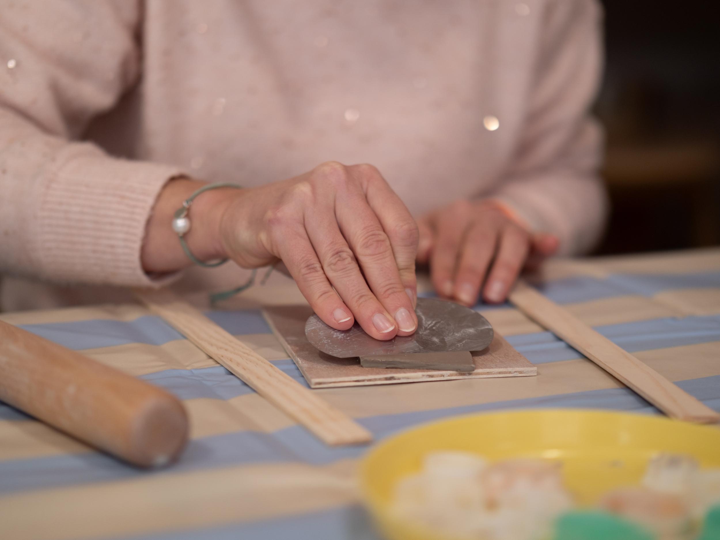 Créez vos boucles d'oreilles en céramique avec Cécile - Image n°9 - Wecandoo
