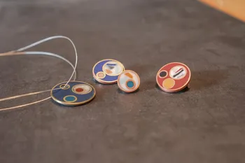 Fabriquez votre broche ou collier en résine colorée