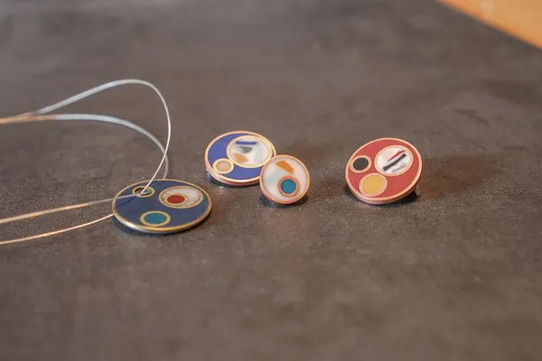 Fabriquez votre broche ou collier en résine colorée