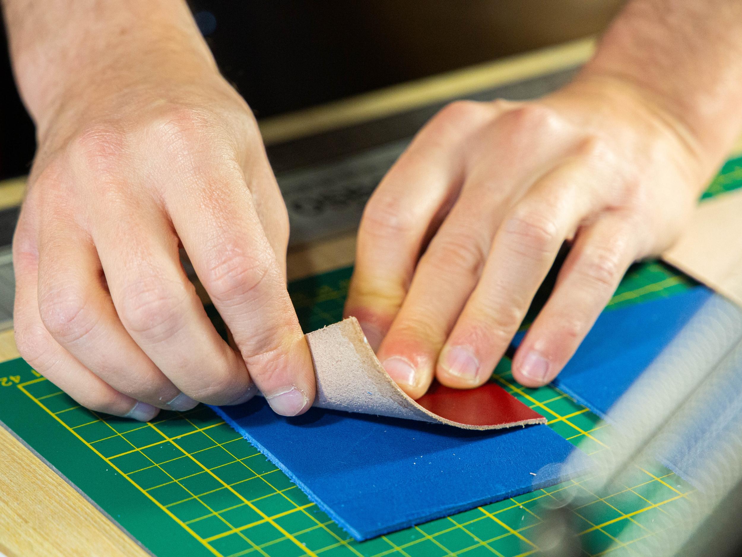 Réalisez votre pochette et votre porte-clés en cuir avec Vivien - Image n°5 - Wecandoo