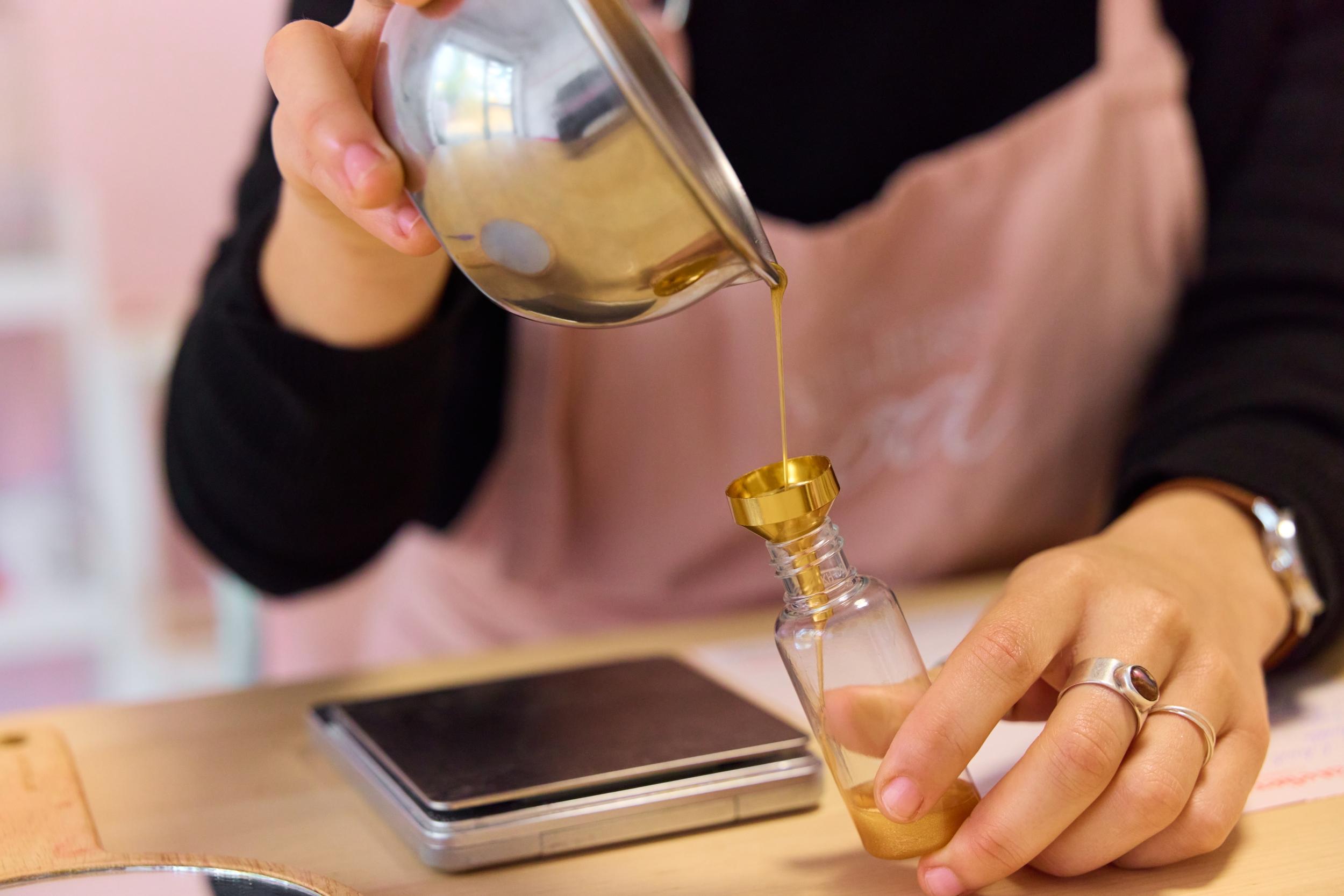 Créez votre brume, huile scintillante ou crème pour les mains avec Nathalie - Image n°1 - Wecandoo