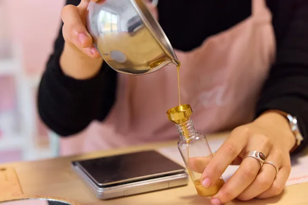 Créez votre brume, huile scintillante ou crème pour les mains avec Nathalie - Image n°1 - Wecandoo