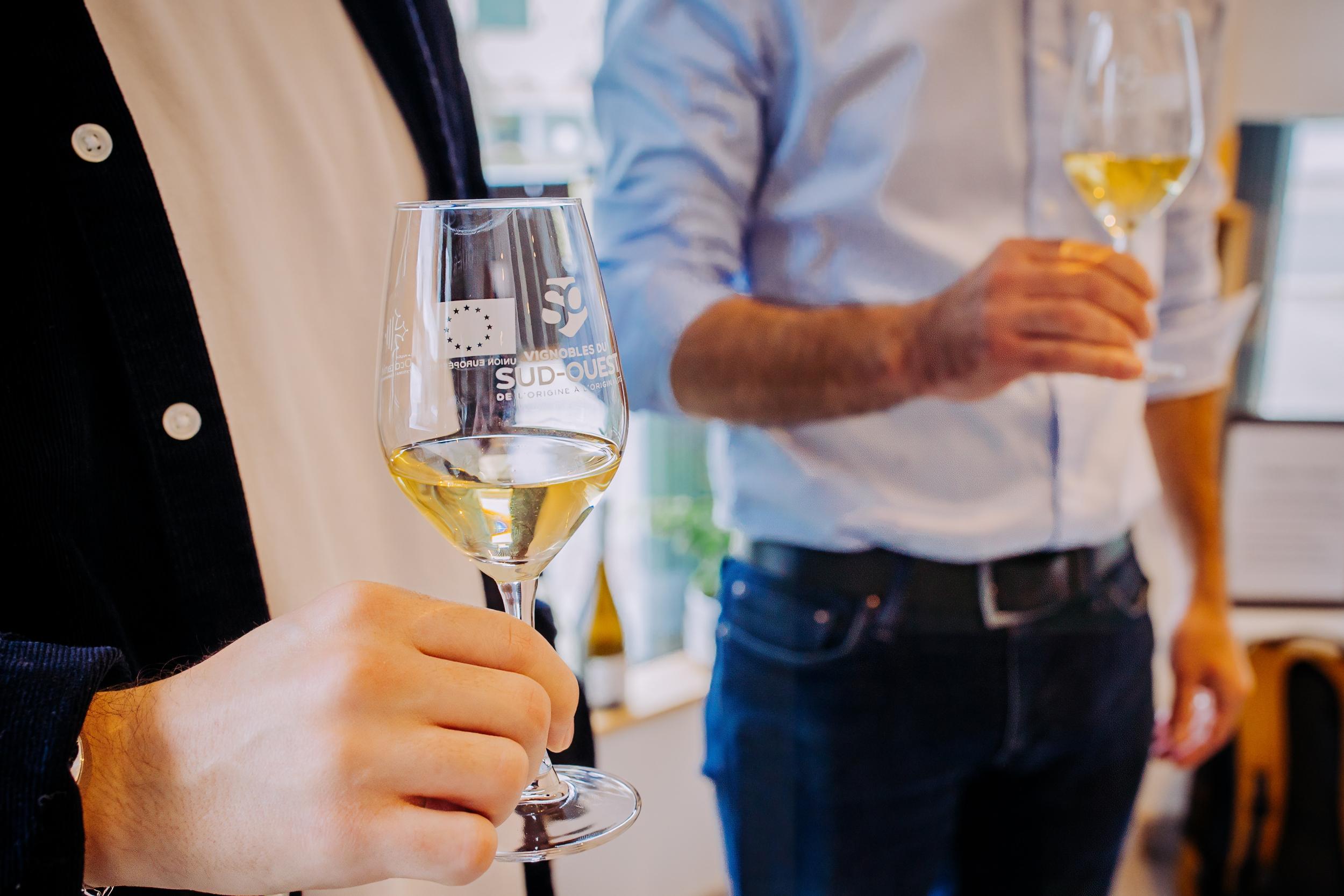 Goûtez les vins des régions de France accompagnés de fromage et charcuterie - Image n°5 - Wecandoo