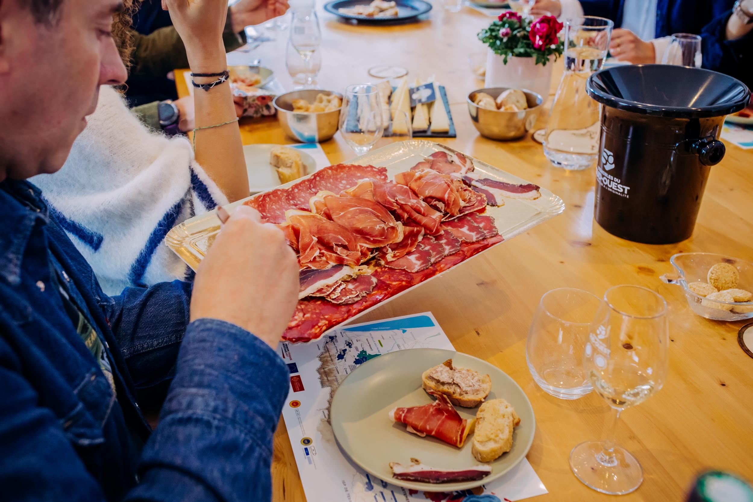 Goûtez les vins des régions de France accompagnés de fromage et charcuterie - Image n°1 - Wecandoo