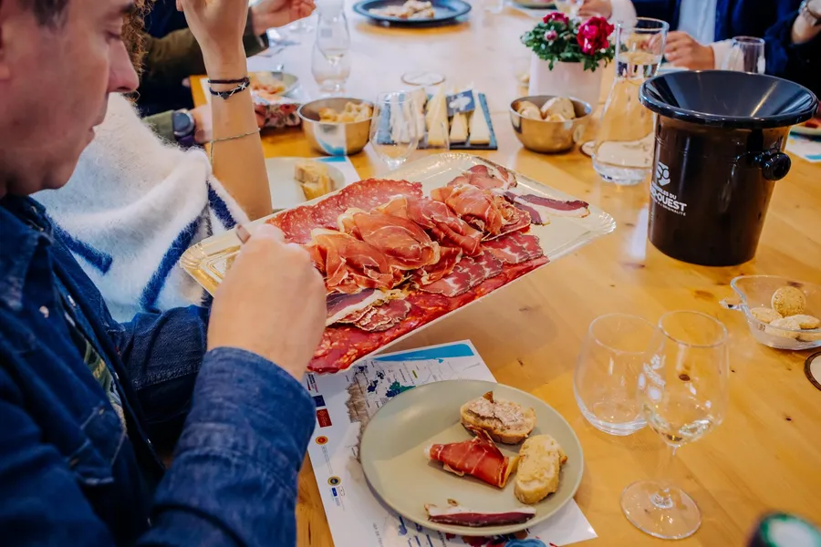 Goûtez les vins des régions de France accompagnés de fromage et charcuterie - Image n°1 - Wecandoo