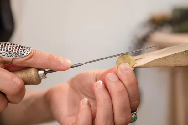 Fabriquez vos  boucles d'oreilles martelées