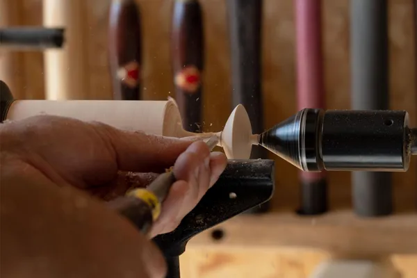 Créez votre toupie au tour à bois