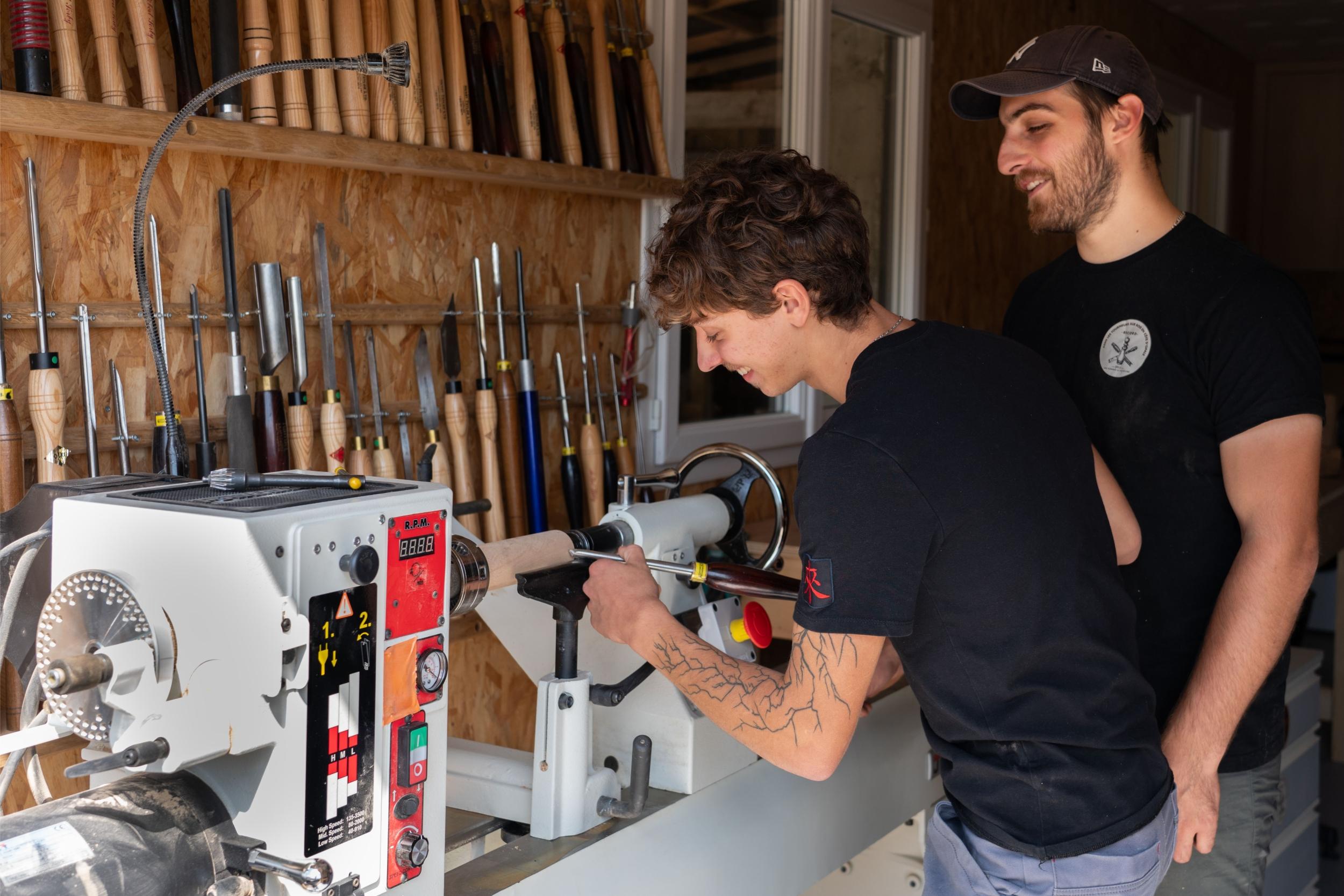 Découvrez le tournage sur bois et réalisez votre toupie ainsi que son plateau avec Grégory - Image n°5 - Wecandoo