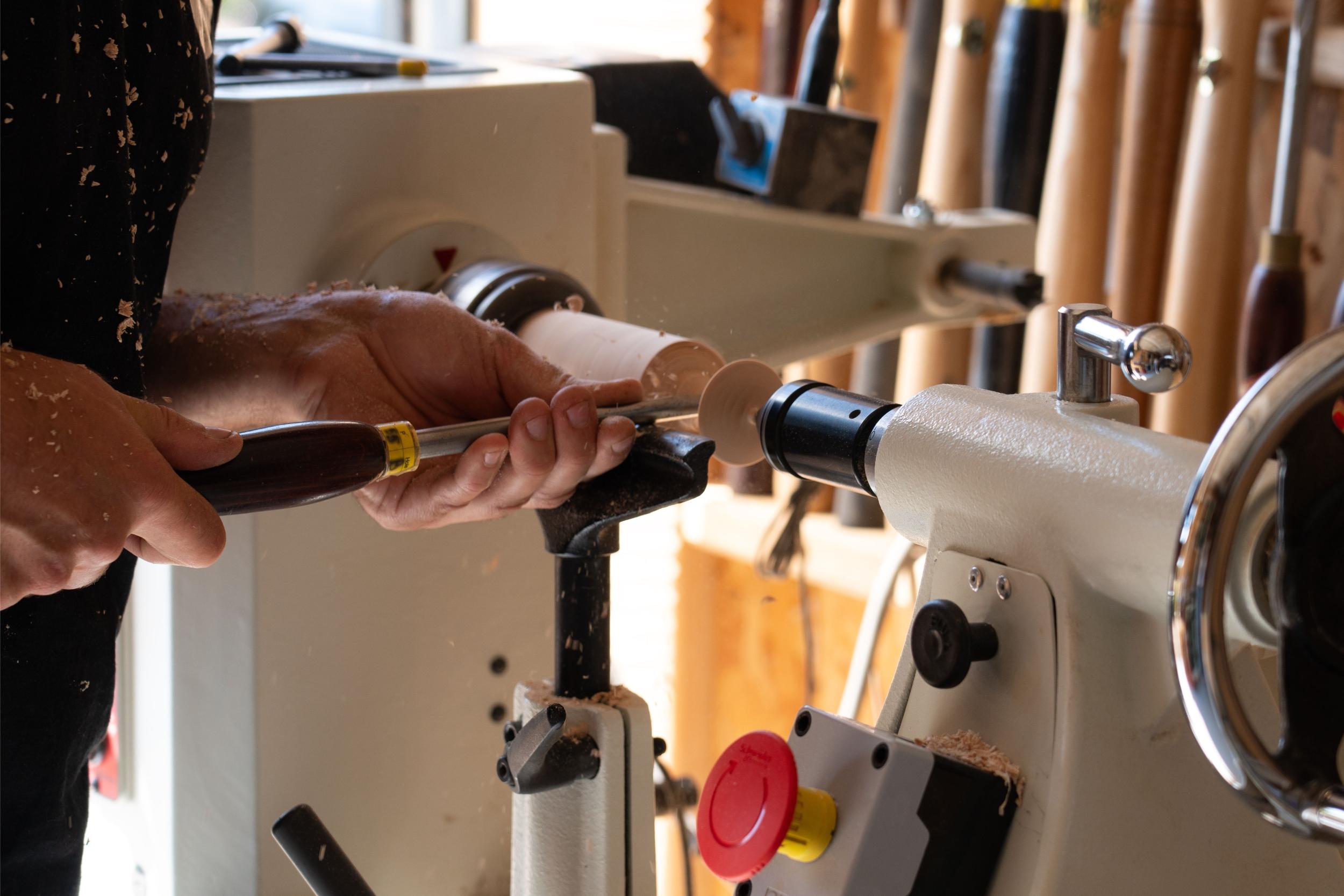 Découvrez le tournage sur bois et réalisez votre toupie ainsi que son plateau avec Grégory - Image n°6 - Wecandoo