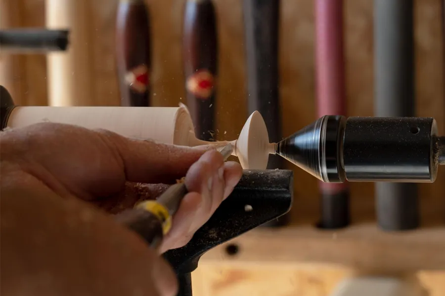 Découvrez le tournage sur bois et réalisez votre toupie ainsi que son plateau avec Grégory - Afbeelding nr. 1 - Wecandoo