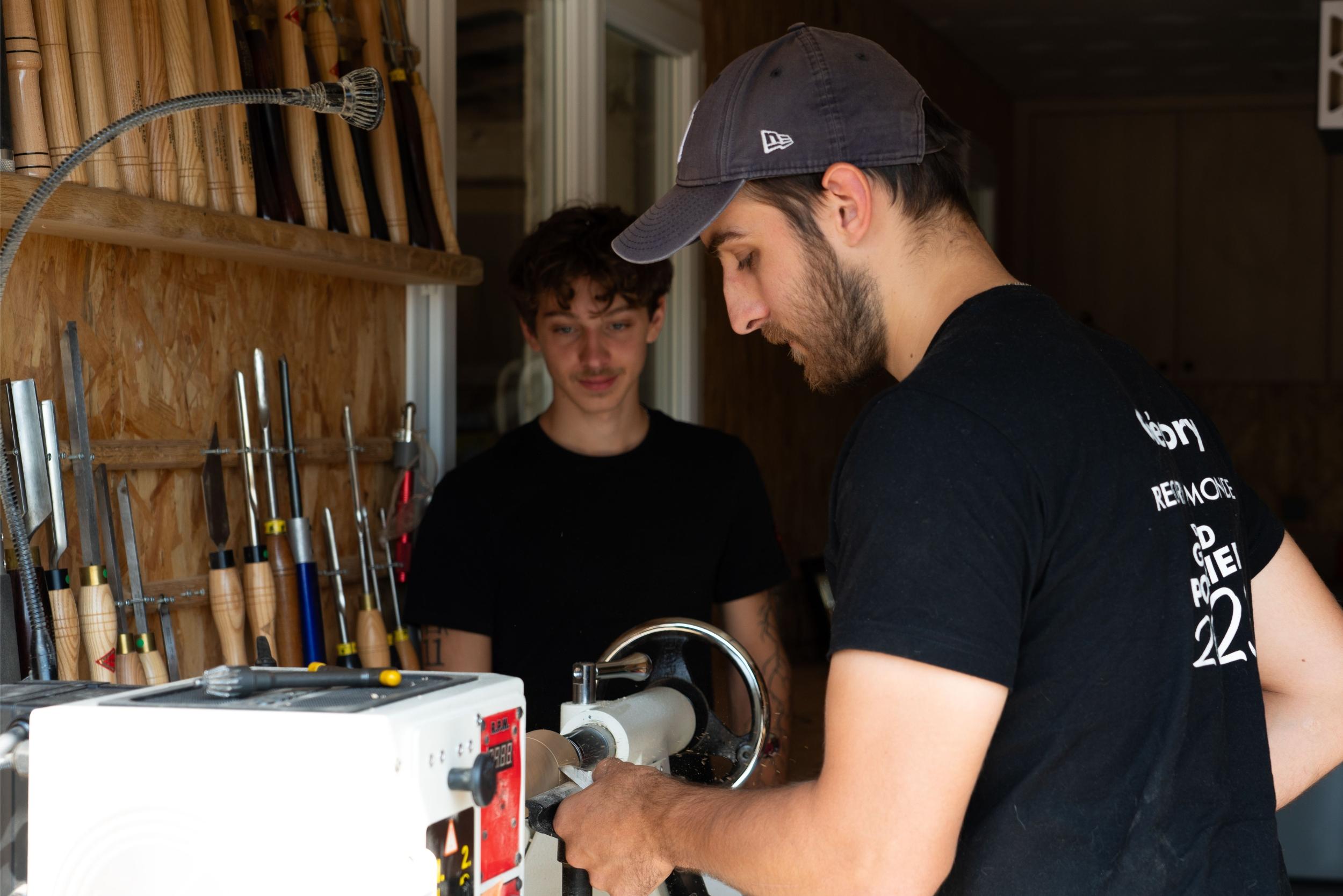Découvrez le tournage sur bois et réalisez votre toupie ainsi que son plateau avec Grégory - Image n°7 - Wecandoo