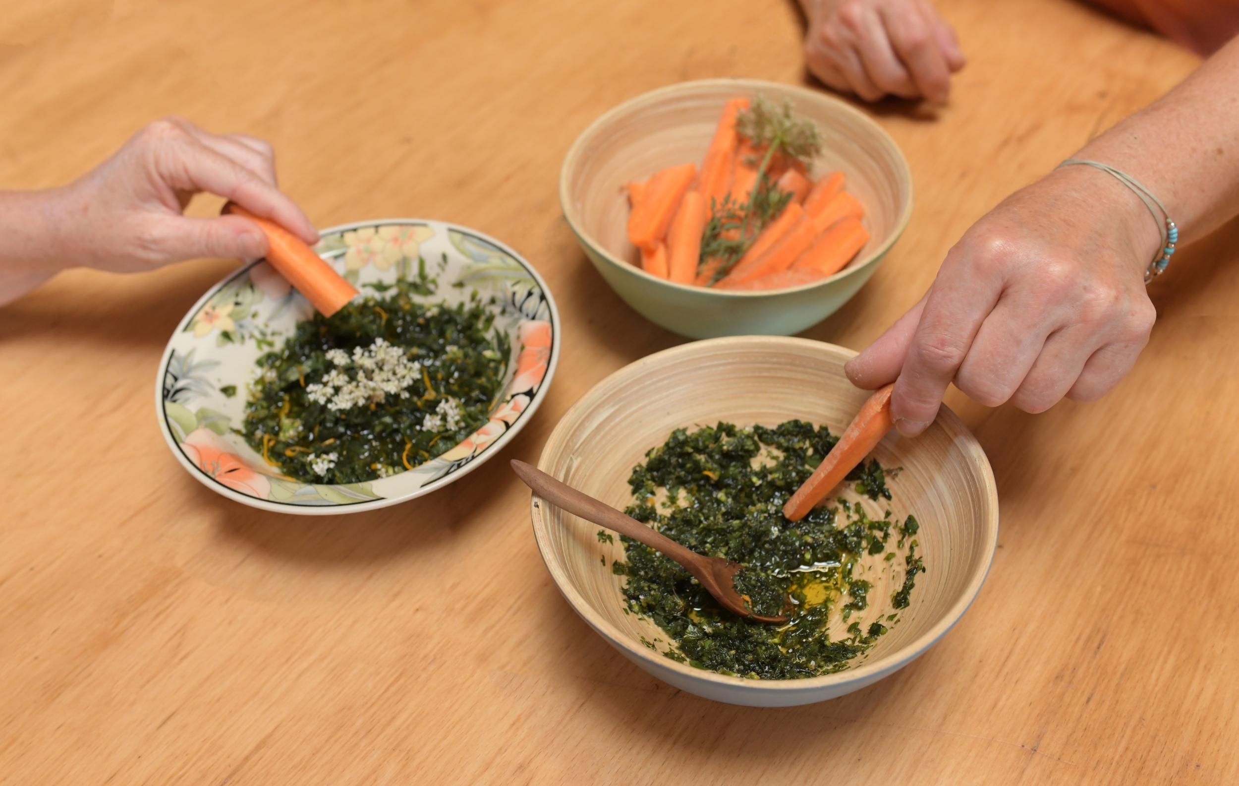 Découvrez les plantes sauvages comestibles en balade avec Isabelle - Image n°10 - Wecandoo
