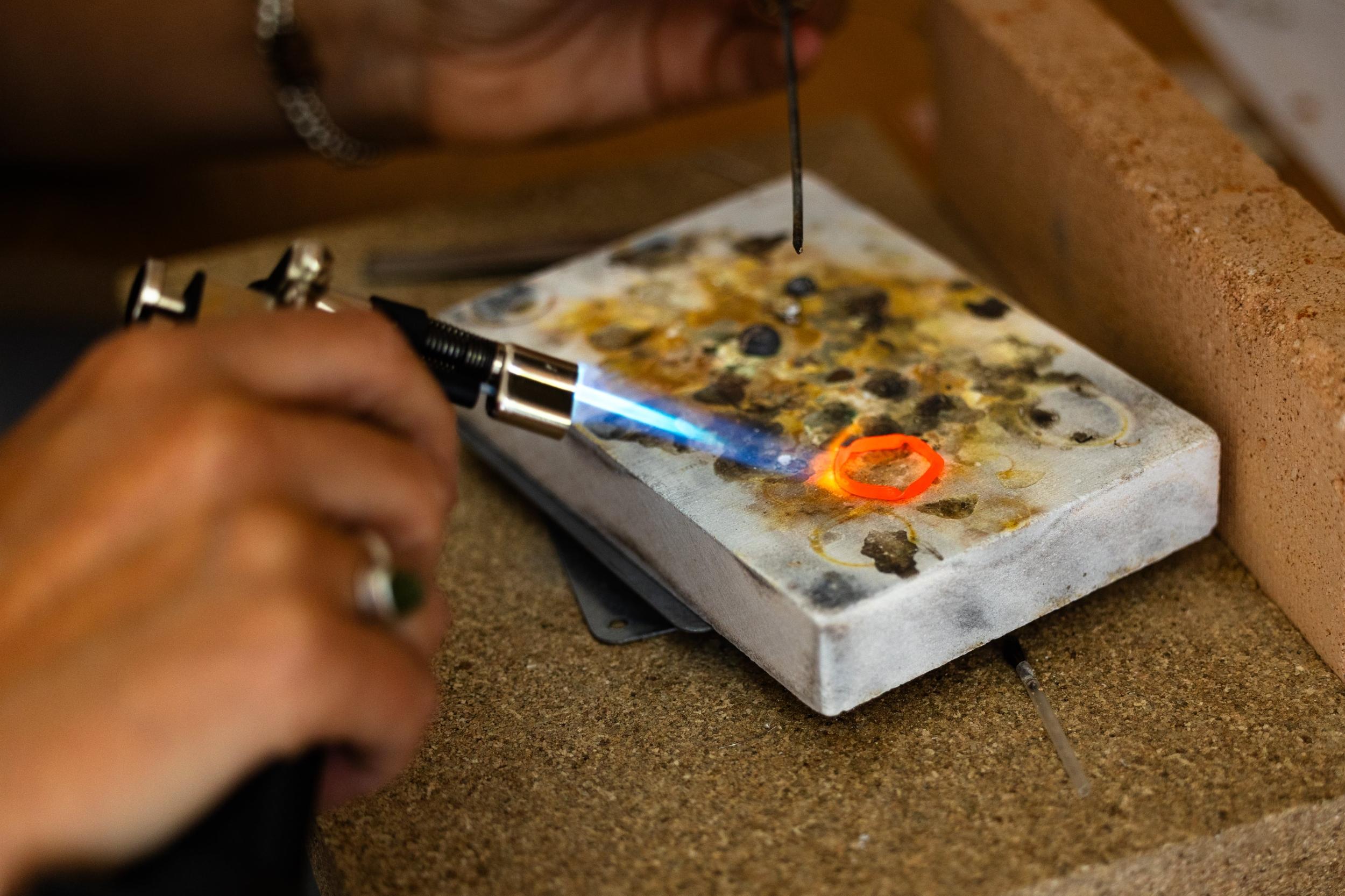 Fabriquez vos alliances en argent en duo avec Sylvie - Image n°4 - Wecandoo