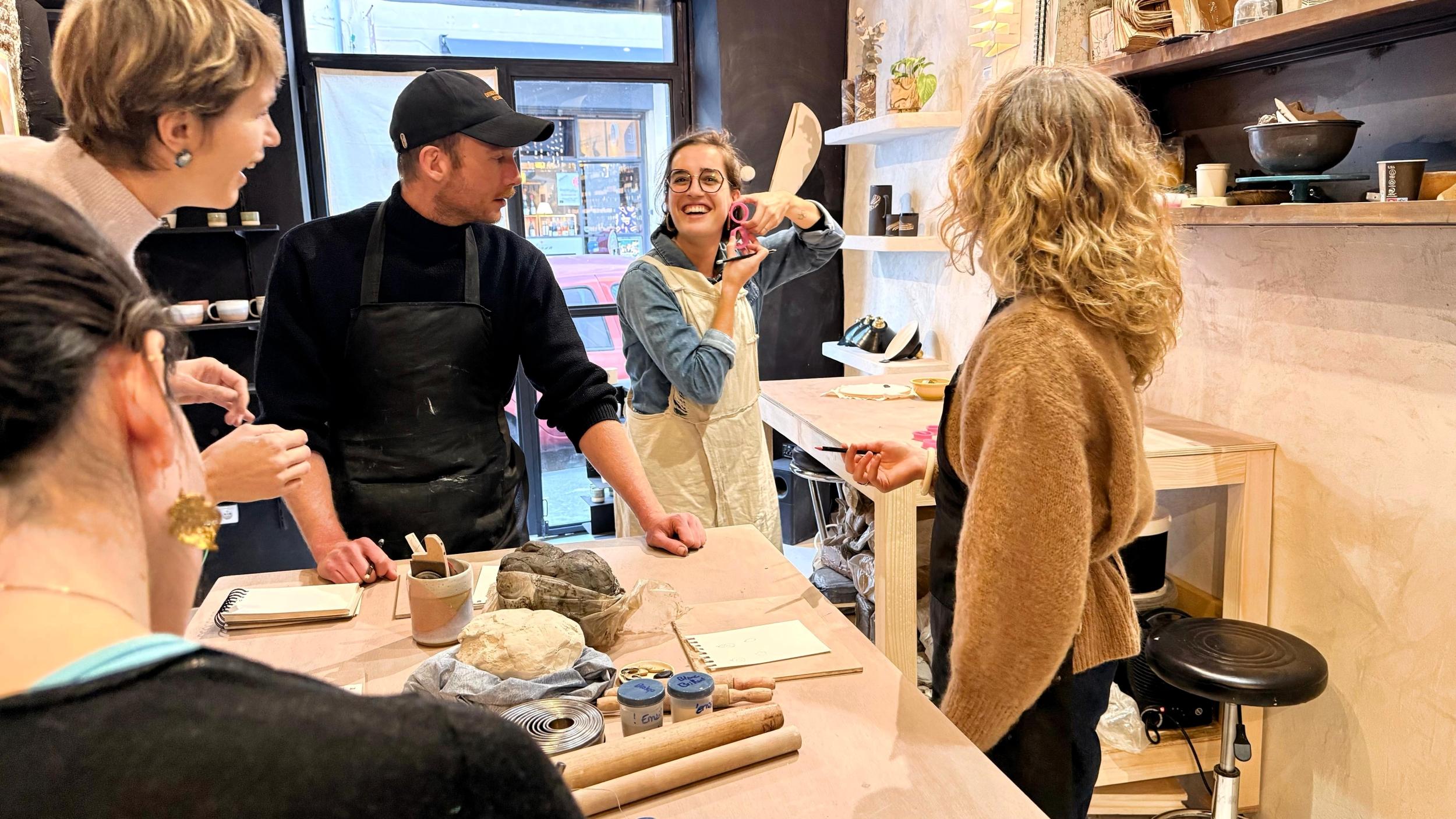 Créez vos boucles d'oreilles en céramique avec Kathleen - Image n°6 - Wecandoo