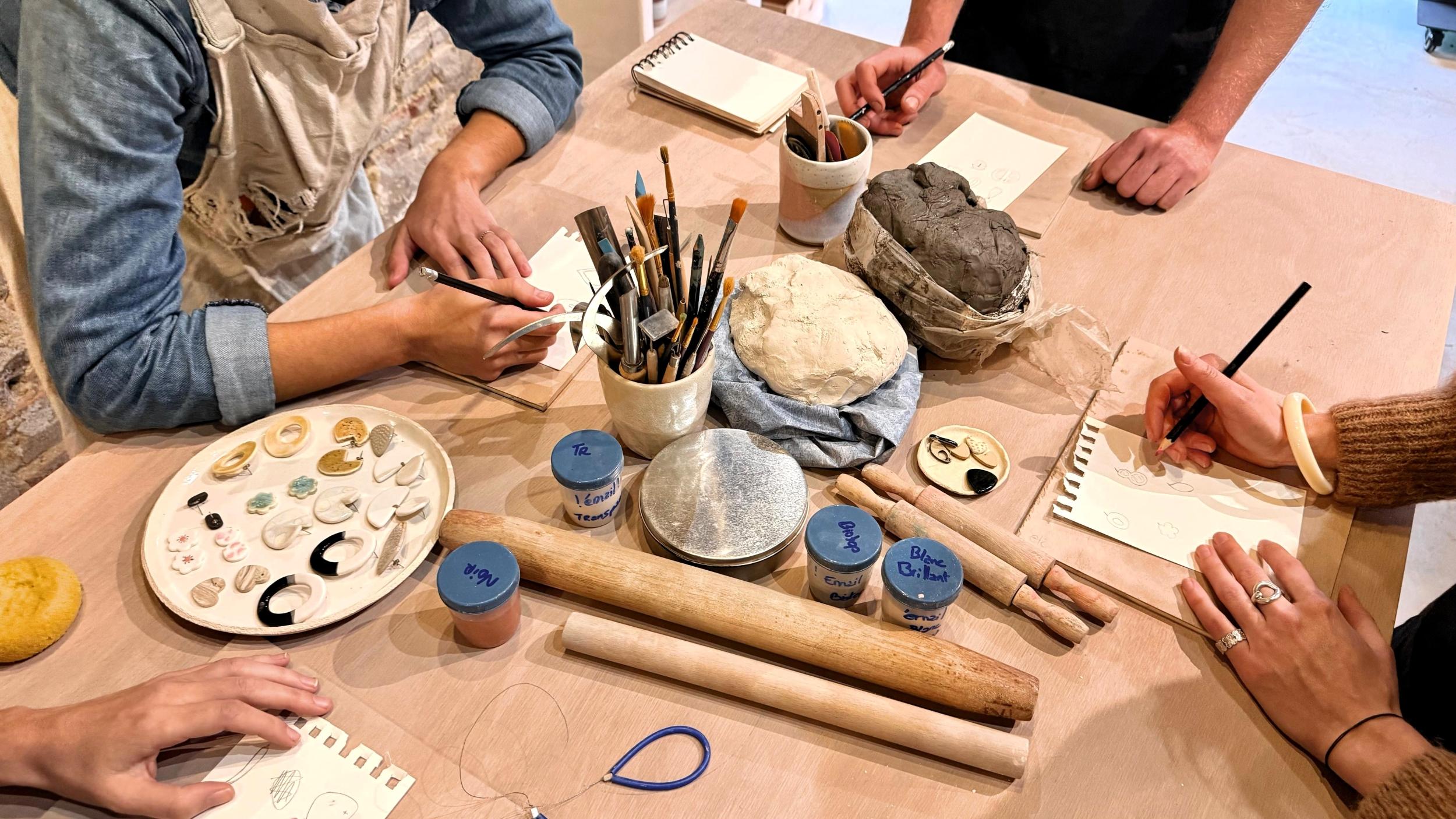 Créez vos boucles d'oreilles en céramique avec Kathleen - Image n°4 - Wecandoo