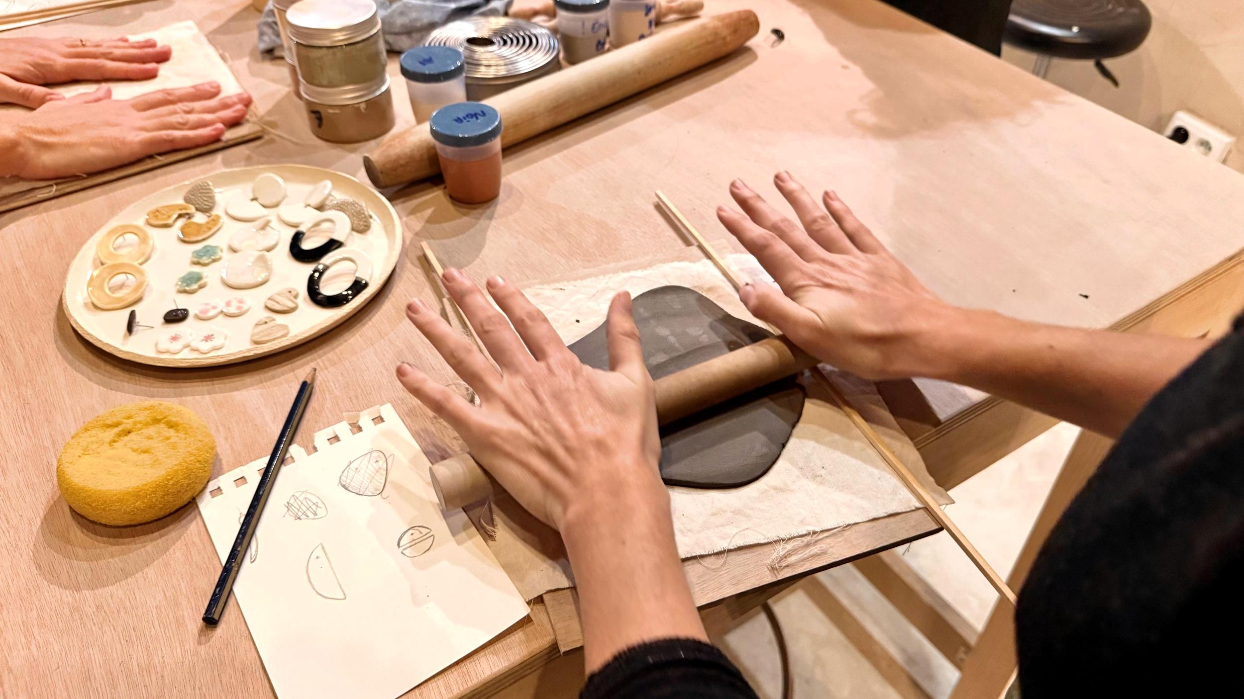 Créez vos boucles d'oreilles en céramique avec Kathleen - Image n°1 - Wecandoo