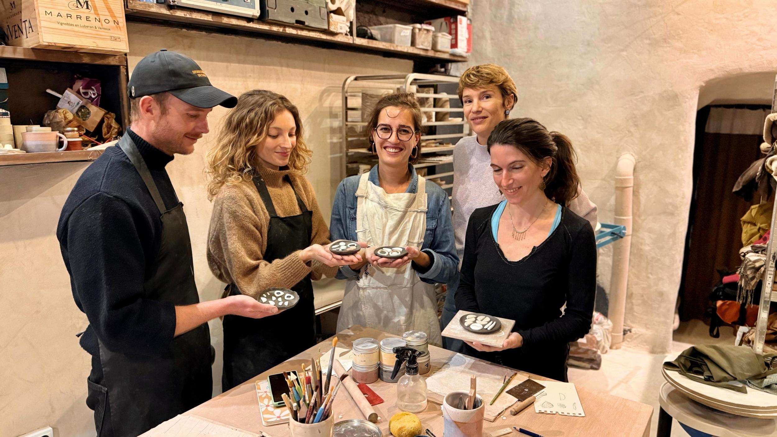 Créez vos boucles d'oreilles en céramique avec Kathleen - Image n°7 - Wecandoo