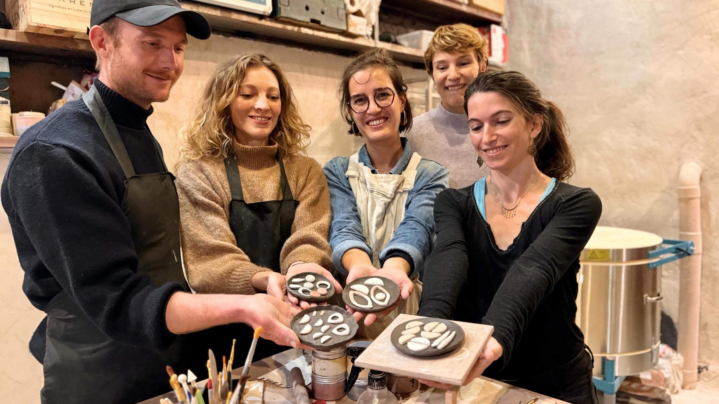 Créez vos boucles d'oreilles en céramique avec Kathleen - Image n°5 - Wecandoo