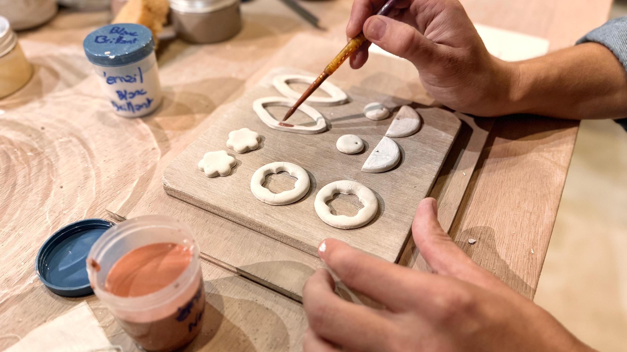 Créez vos boucles d'oreilles en céramique avec Kathleen - Image n°9 - Wecandoo