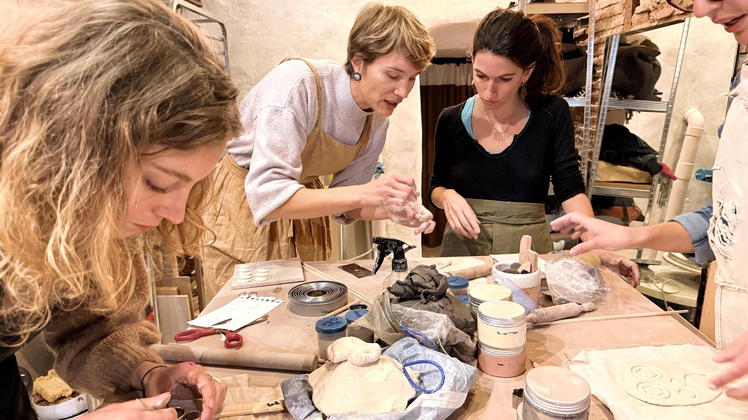 Créez vos boucles d'oreilles en céramique avec Kathleen - Image n°3 - Wecandoo