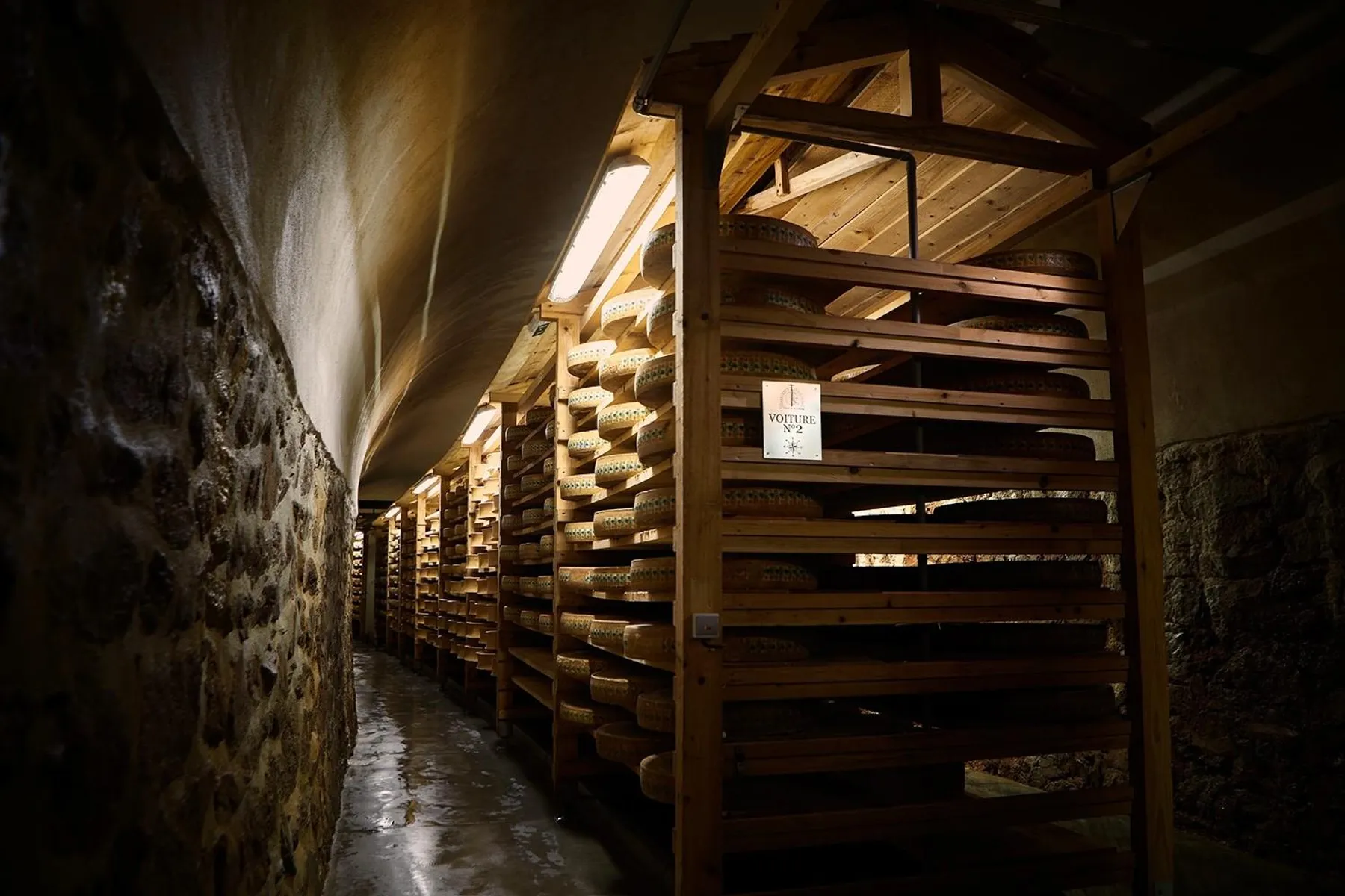 Dégustez 5 accords fromages et vins dans un lieu d'affinage unique avec Monica et son équipe - Image n°1 - Wecandoo