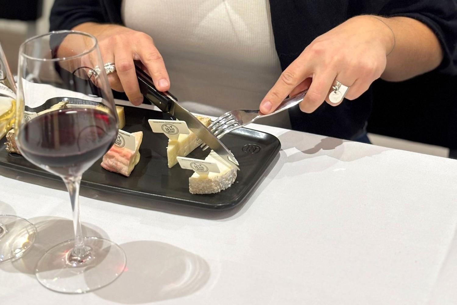 Dégustez 5 accords fromages et vins dans un lieu d'affinage unique avec Monica et son équipe - Image n°5 - Wecandoo