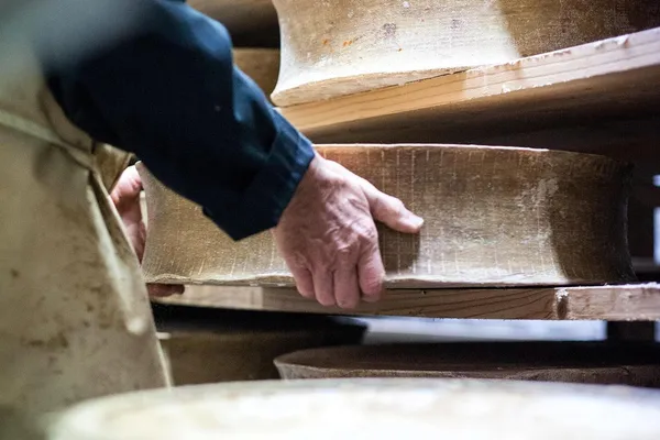 Dégustez 5 accords fromages et vins dans un lieu d'affinage unique avec Monica et son équipe - Afbeelding nr. 2 - Wecandoo